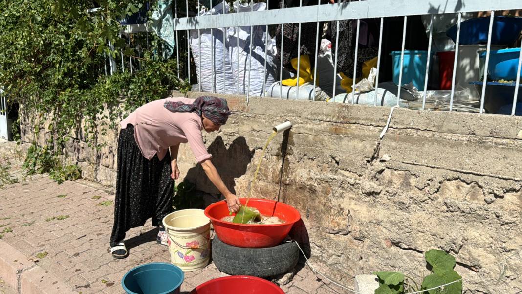 5 ton üzümden 200 kilogram elde ediliyor. Kilosu 300 liradan satılıyor 6